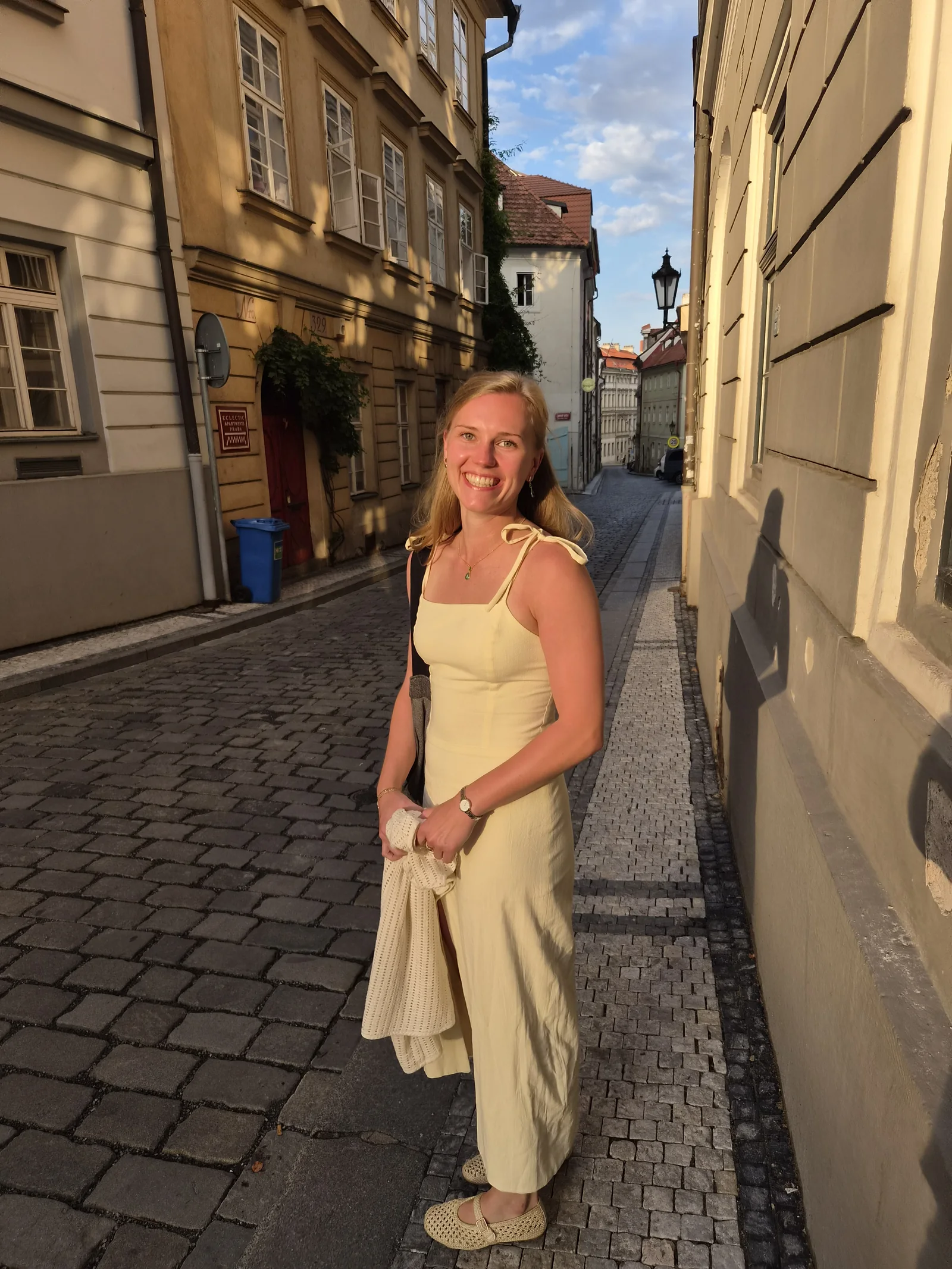 Moppie in een zonnige straat